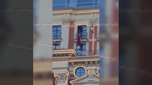 Хаски изобразил повешенного в отеле смотреть онлайн