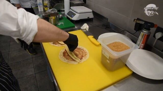 Как готовятся вкусные блины на курорте! смотреть онлайн