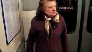 Бабка жжёт в метро=))