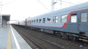 Отправление поезда и ЭП1М-493. С пассажирским поездом.
