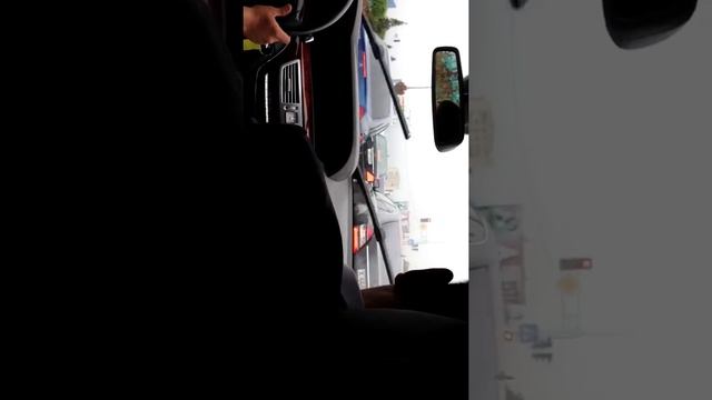 Свадебный кортеж в дождливый день смотреть онлайн