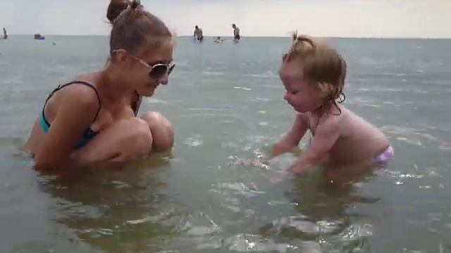 карина и настя купаются смотреть онлайн