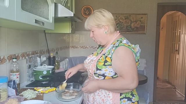 Мясо под луковой сырной шубкой в духовке. Красный борщ. смотреть онлайн