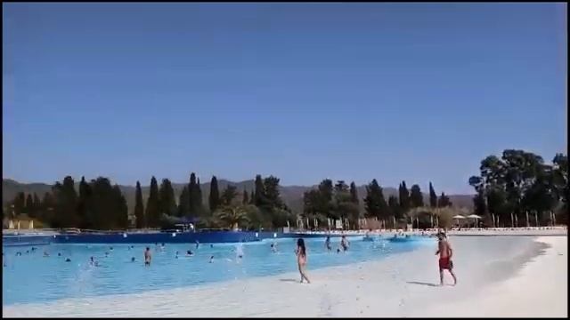 Живу на курорте, приходится вести праздную жизнь. Vivo in zona di villeggiatura, devo fare turista.