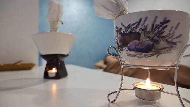 Спа-ритуал травяными мешочками в спа-салоне 
