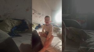 Володя поёт песню из мультфильма «Синий трактор»: «Деньги в банке». Володе 3,8 года
