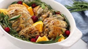Запеченная грудка индейки с чесноком и травами