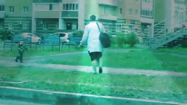 Мальчик бегает от мамы и потом...