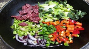 Шакшука с овощами колбасой и соусом песто