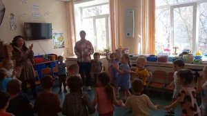 Поздравляют ребенка с днём рождения в детском саду. Каравай-каравай.