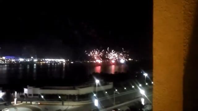 Абу Даби. Салют. Вид из окна. смотреть онлайн