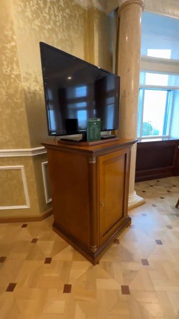 Представительский люкс в Гранд Отеле Эмеральд. Обзор холла и гостиной. Отель в Санкт-Петербурге смотреть онлайн