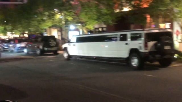 Пятница вечер на Мозаике. Посетители ресторанов - приезжают на дорогих автомобилях - 26 мая 2023. смотреть онлайн