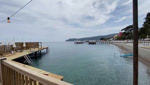 DoubleTree by Hilton Antalya-Kemer - прогулка через бассейны и пляж на деревянную платформу на море