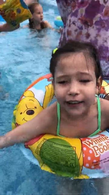 Ясминка Малинка в бассейне с мамой . смотреть онлайн