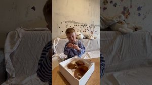 Клубника в молочном шоколаде. Володе 3,8 года, пробует клубнику в шоколаде.