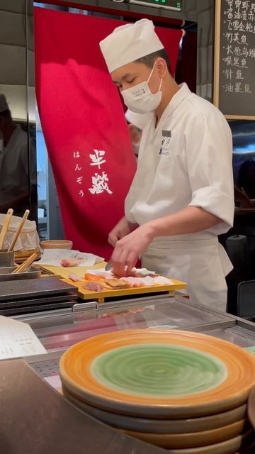 Мастер суши 🍣 в Китае #osintsevtea #otea #еда #суши #азия смотреть онлайн