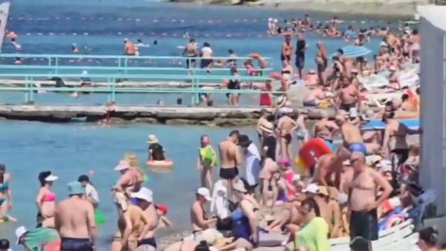 Обстановка на курортах Краснодарского края прямо сейчас — пляжи Кабардинки забиты людьми до отказа. смотреть онлайн