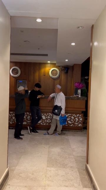 Ресепшен в отеле Мекка смотреть онлайн