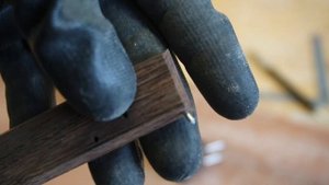 Изготовление верстачных упоров из железного дерева мастером Масао