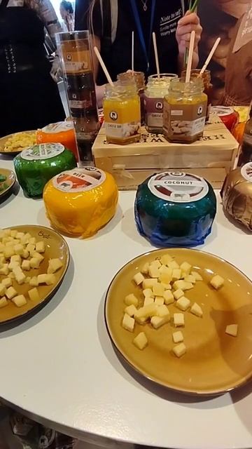 HENRI WILLING знаменитый голландский сыр из коровьего, козьего и овечьего молока.Famous Dutch chees смотреть онлайн