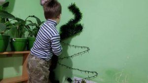 Елка из мишуры на Новый Год 2021 своими руками на стене 31.12.2020