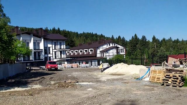 Східниця 2022: вулицею Промисловою від зупинки автобусів повз Горянку і Гуцулку в парк на гору