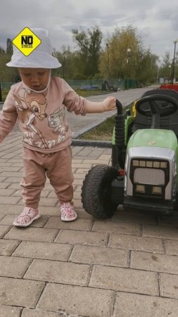 Танец возле трактора#дети #ребенок #блогер #продвижение #baby #прогулка #тренды #смешно #развитие