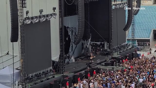 Pete Wentz Talks About Meeting A Manatee Hella Mega Jacksonville 07 31 21 смотреть онлайн