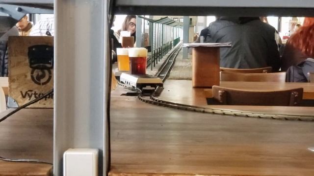 Prague, restaurant Vytopna. Поезд привез напитки смотреть онлайн