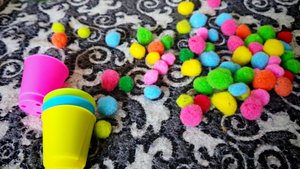 играем в сортер со стаканяиками для малышей, распределяем бомбошки по цветам