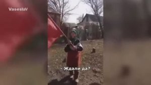 Комментарии иностранцев. БАБУШКА С ФЛАГОМ СССР И УКР СОЛДАТЫ
