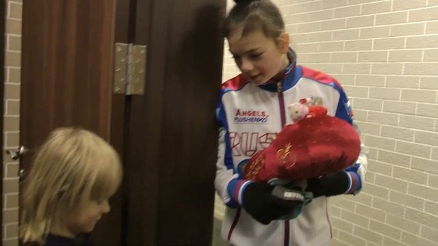 Александр Плющенко Анастасия Тараканова и талисман Бобик.Академия Евгения Плющенко. Октябрь 2018