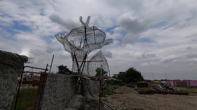 забор  на  даче  каркас дерева. парк  Еленовка.