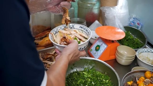 Ханойская уличная еда, от которой слюнки текут! 🍜 Жареный рис, лапша и бань ми — невозможно устоять