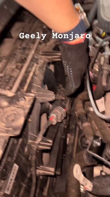 Джили Монжаро Geely Monjaro плохо закреплен корпус вентилятора радиатора