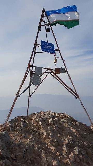 На вершине Большой Чимган. Katta Chimyon choqqasida. On the top of Greater Chimgan