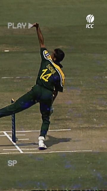 Sachin Tendulkar goes big against Shoaib Akhtar  #Cricket #Shorts #cricketshorts