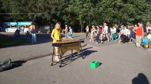 Девушка играет на ксилофоне