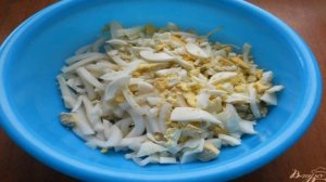 Салат с кальмарами, сыром и свежим огурцом