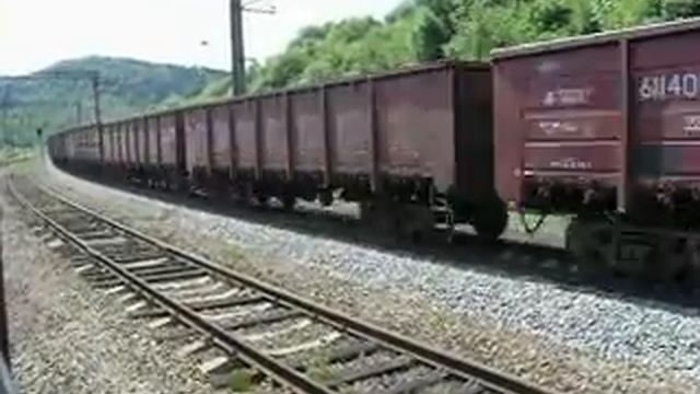 Товарняк обгоняет электропоезд по станции Явора смотреть онлайн