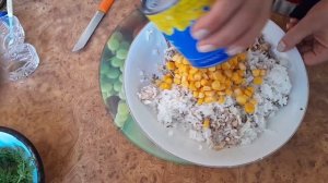 Этот салат бесподобен .Салат из рыбной консервы и кукурузы