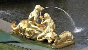 В Петергофе торжественно и с музыкой запустили фонтаны