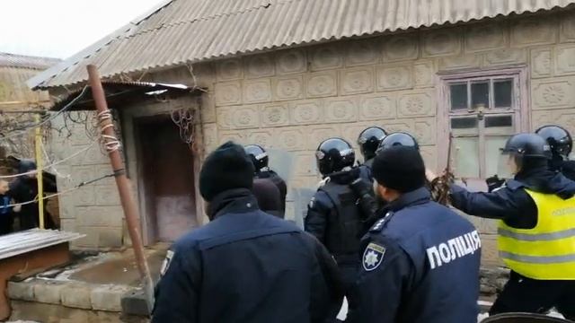 У Кривому Розі неадекват сокирою травмував поліцейського смотреть онлайн