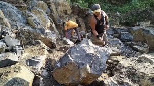 Строительство, самый сильный шахтёр разбивает камни в ручную