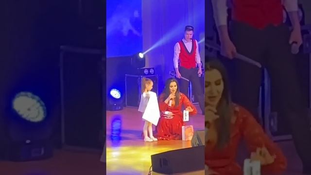 Ильсия Бадретдинованың концертынннан кызлы булып кайтып китә😊