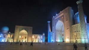 Светомузыкальное представление на площади Регистан