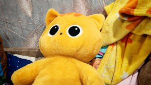 играем в большого детского плюшевого котика