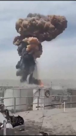 Мощный взрыв в порту