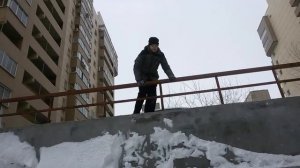 VLOG:Прыгаем в снег с высоты 2-ух этажного дома!!